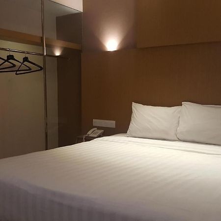 Kharisma Hotel Madiun Kültér fotó