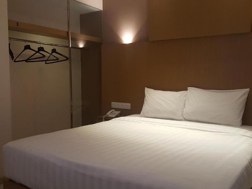Kharisma Hotel Madiun Kültér fotó