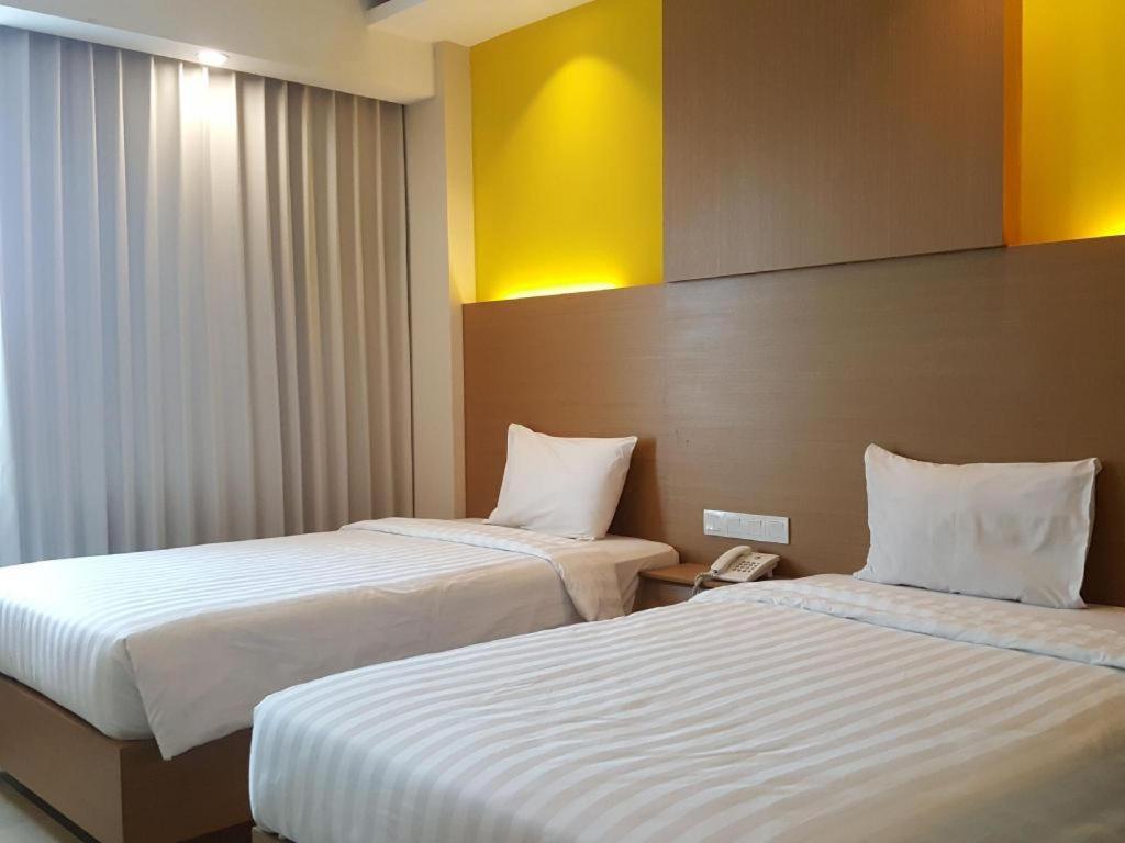 Kharisma Hotel Madiun Kültér fotó