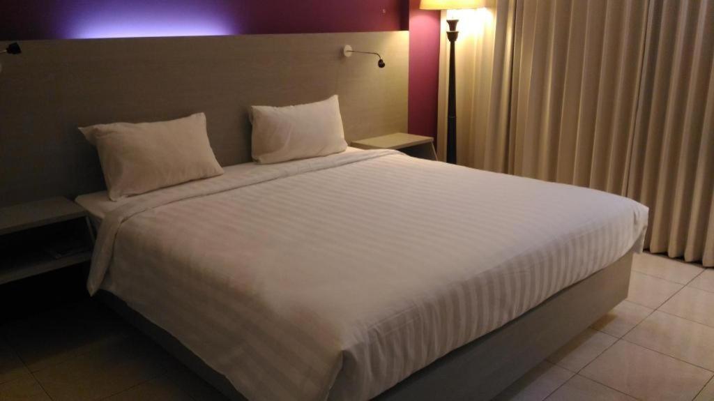 Kharisma Hotel Madiun Kültér fotó
