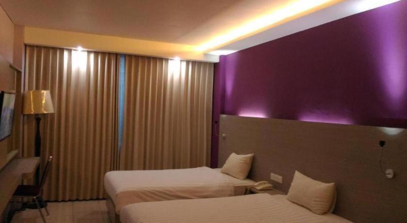 Kharisma Hotel Madiun Kültér fotó