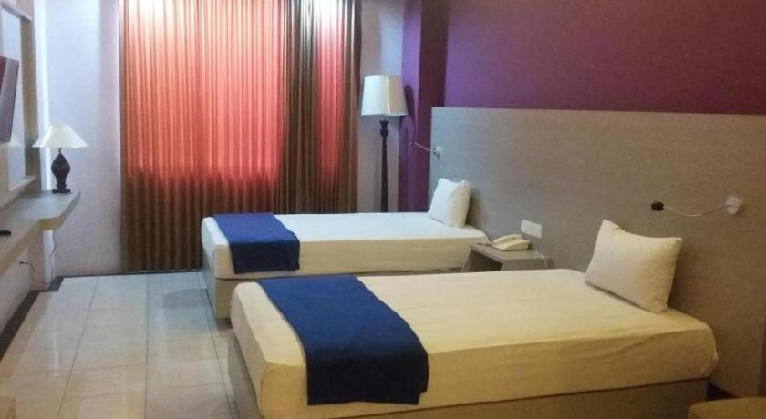 Kharisma Hotel Madiun Kültér fotó
