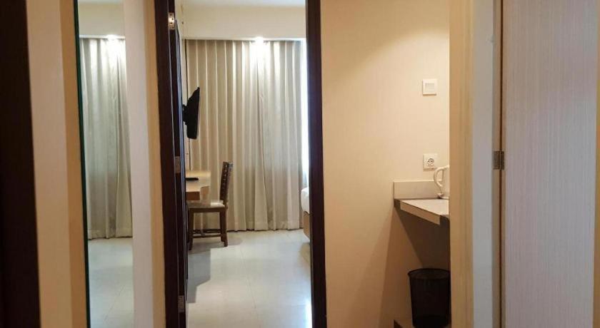Kharisma Hotel Madiun Kültér fotó