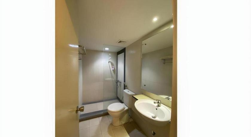 Kharisma Hotel Madiun Kültér fotó