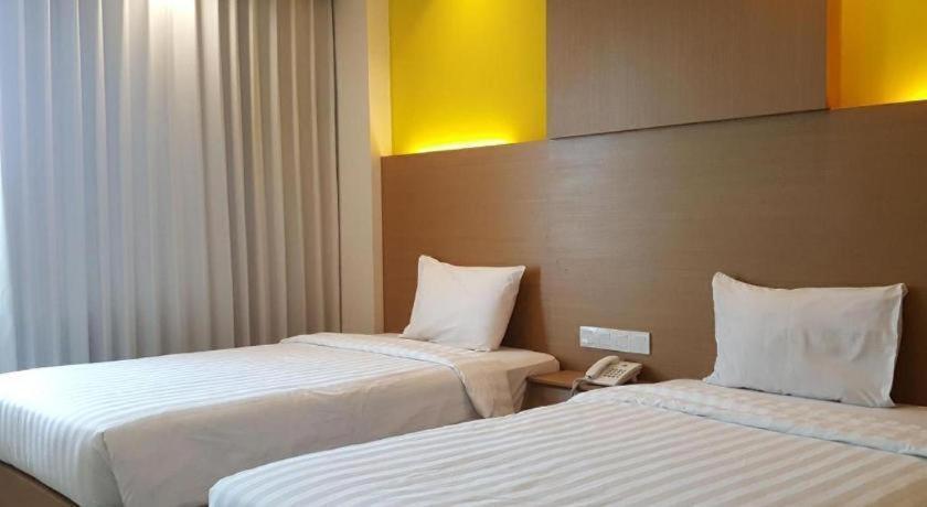 Kharisma Hotel Madiun Kültér fotó