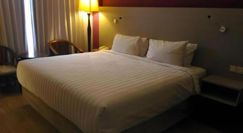 Kharisma Hotel Madiun Kültér fotó