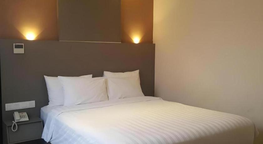 Kharisma Hotel Madiun Kültér fotó