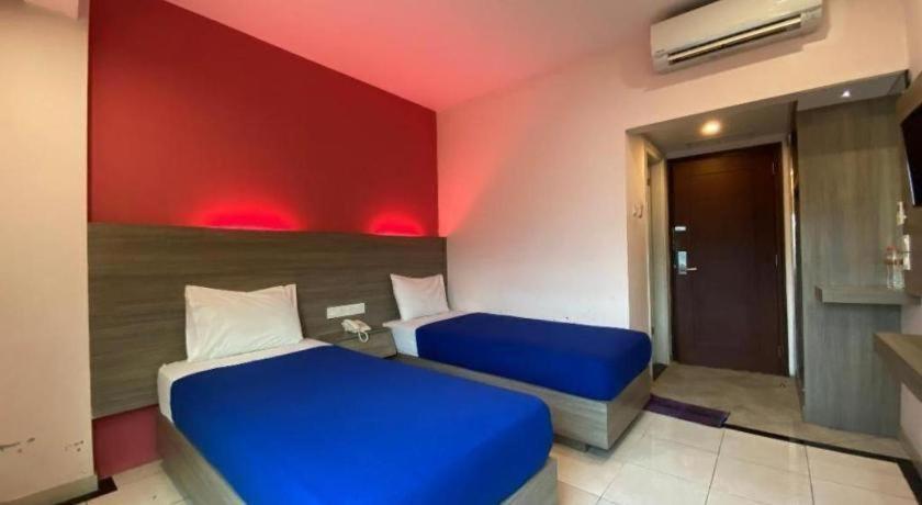 Kharisma Hotel Madiun Kültér fotó