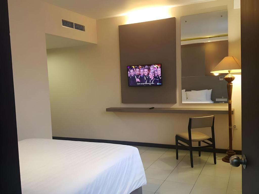 Kharisma Hotel Madiun Kültér fotó