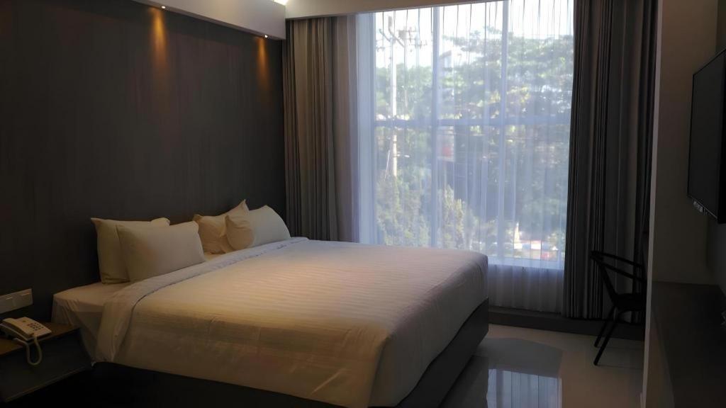 Kharisma Hotel Madiun Kültér fotó