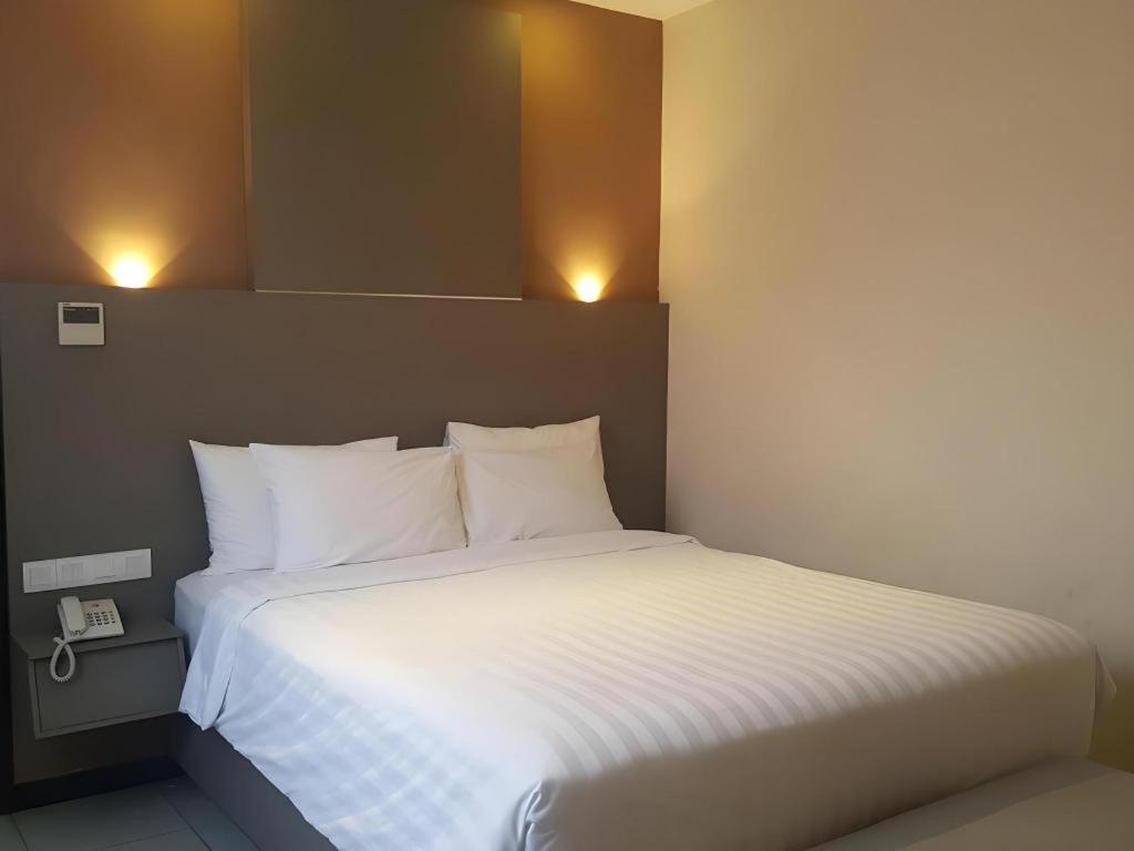 Kharisma Hotel Madiun Kültér fotó