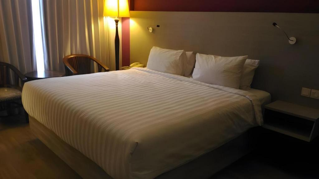 Kharisma Hotel Madiun Kültér fotó
